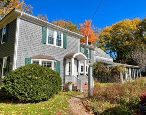 Charming 4BR colonial close to downtown